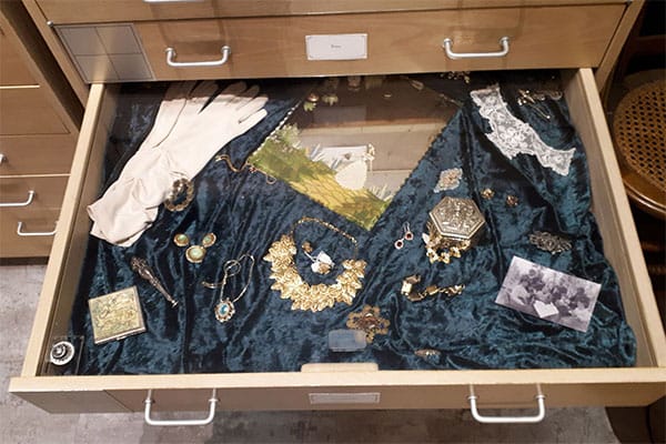 discovery drawers open to jewelry display